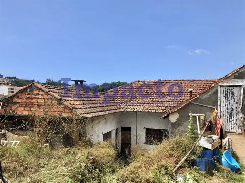 Edifício para recuperar em Cucujães destinado a habitação e comércio.