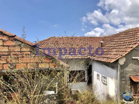 Edifício para recuperar em Cucujães destinado a habitação e comércio.