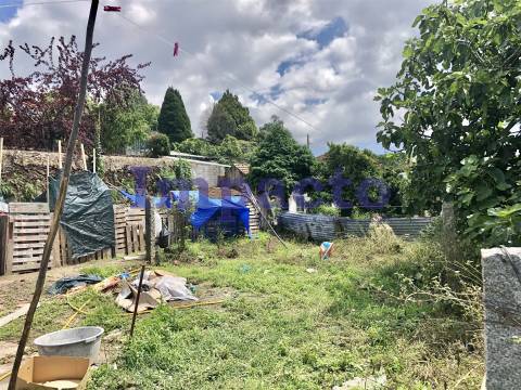 Edifício para recuperar em Cucujães destinado a habitação e comércio.