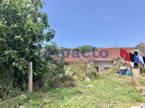 Edifício para recuperar em Cucujães destinado a habitação e comércio.