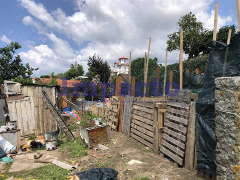 Edifício para recuperar em Cucujães destinado a habitação e comércio.
