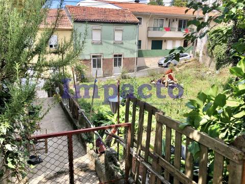 Edifício para recuperar em Cucujães destinado a habitação e comércio.