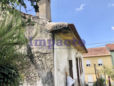 Edifício para recuperar em Cucujães destinado a habitação e comércio.