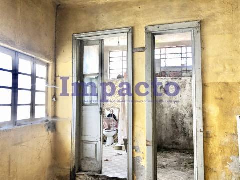 Edifício para recuperar em Cucujães destinado a habitação e comércio.