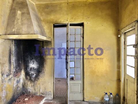 Edifício para recuperar em Cucujães destinado a habitação e comércio.