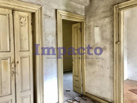 Edifício para recuperar em Cucujães destinado a habitação e comércio.