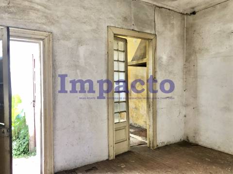 Edifício para recuperar em Cucujães destinado a habitação e comércio.