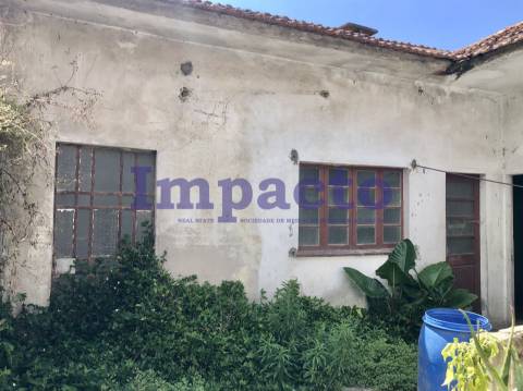 Edifício para recuperar em Cucujães destinado a habitação e comércio.