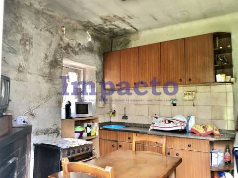 Edifício para recuperar em Cucujães destinado a habitação e comércio.