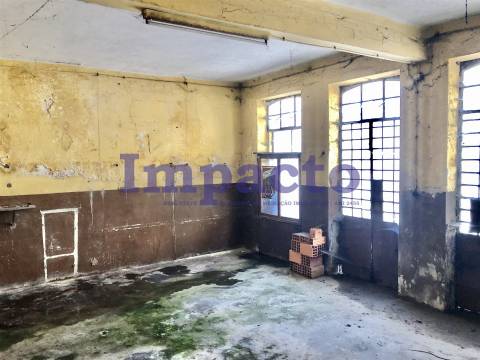 Edifício para recuperar em Cucujães destinado a habitação e comércio.