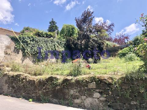 Edifício para recuperar em Cucujães destinado a habitação e comércio.