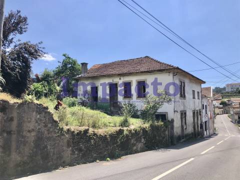 Edifício para recuperar em Cucujães destinado a habitação e comércio.