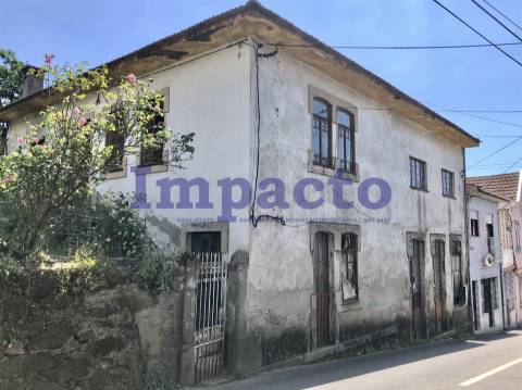 Edifício para recuperar em Cucujães destinado a habitação e comércio.