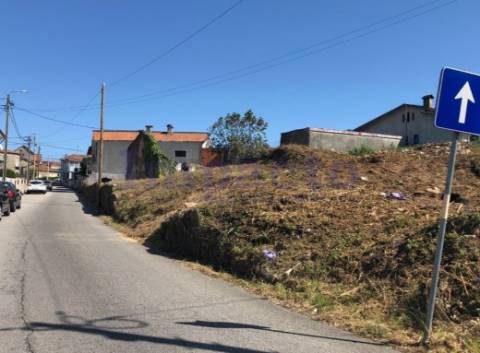 Terreno com ruína em Faria de Cima, Vila de Cucujães