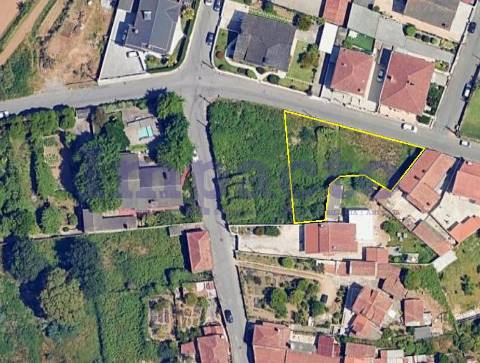 Terreno com ruína em Faria de Cima, Vila de Cucujães