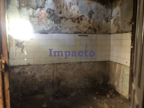 Moradia T1 para restaurar em Cucujães, Oliveira de Azeméis