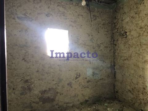 Moradia T1 para restaurar em Cucujães, Oliveira de Azeméis