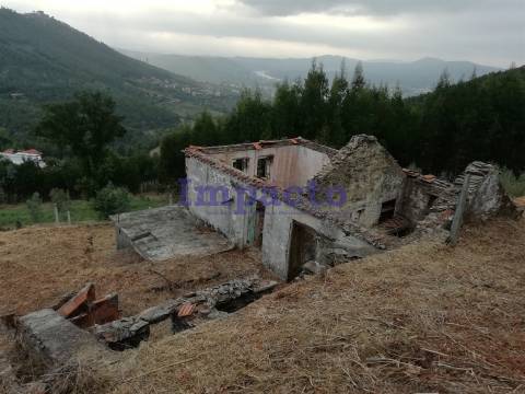 Moradia T2 para restaurar em Castelo de Paiva