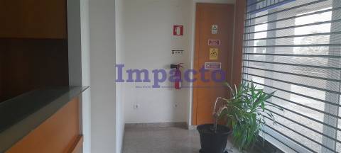 Loja em Lordelo do Ouro, Porto para arrendar