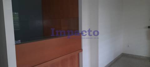 Loja em Lordelo do Ouro, Porto para arrendar