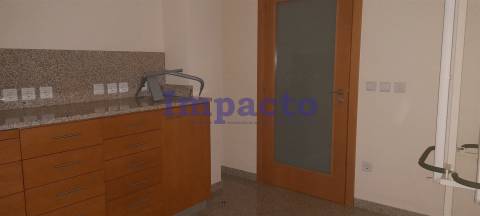 Loja em Lordelo do Ouro, Porto para arrendar