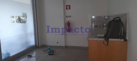 Loja em Lordelo do Ouro, Porto para arrendar