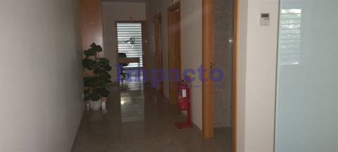 Loja em Lordelo do Ouro, Porto para arrendar