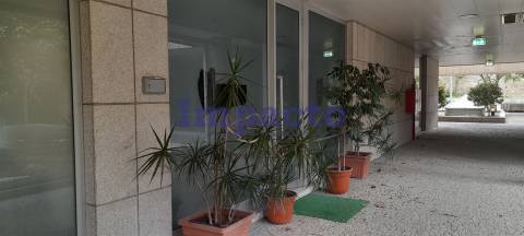 Loja em Lordelo do Ouro, Porto para arrendar