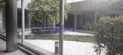 Loja em Lordelo do Ouro, Porto para arrendar