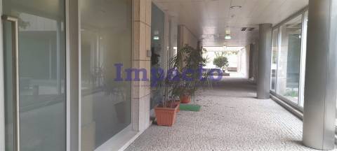 Loja em Lordelo do Ouro, Porto para arrendar