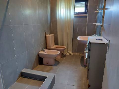 Venda Judicial de Moradia para remodelar em Vila Chã, Ventosa