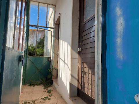 Venda Judicial de Moradia para remodelar em Vila Chã, Ventosa