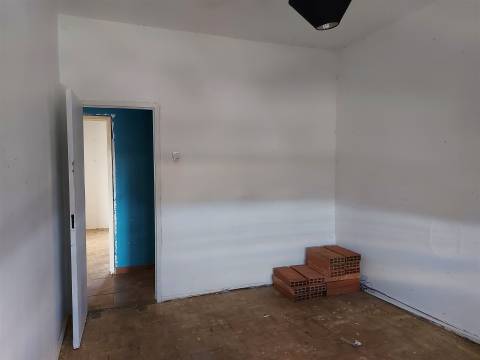 Venda Judicial de Moradia para remodelar em Vila Chã, Ventosa