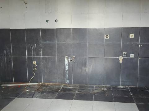 Venda Judicial de Moradia para remodelar em Vila Chã, Ventosa