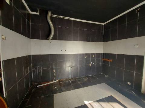 Venda Judicial de Moradia para remodelar em Vila Chã, Ventosa