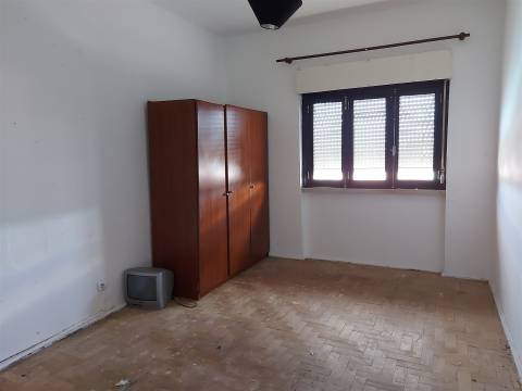 Venda Judicial de Moradia para remodelar em Vila Chã, Ventosa