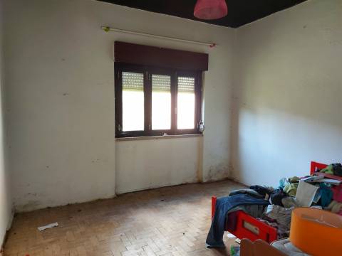 Venda Judicial de Moradia para remodelar em Vila Chã, Ventosa