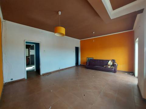 Venda Judicial de Moradia para remodelar em Vila Chã, Ventosa