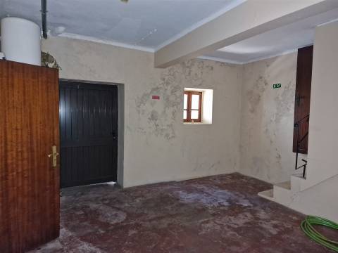 Arrendar espaço comercial  em Carregosa