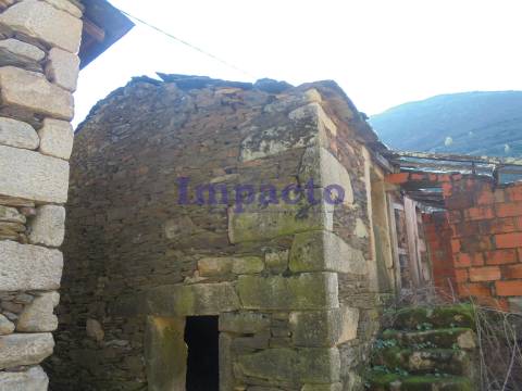 Moradia para restauro em Janarde, Arouca