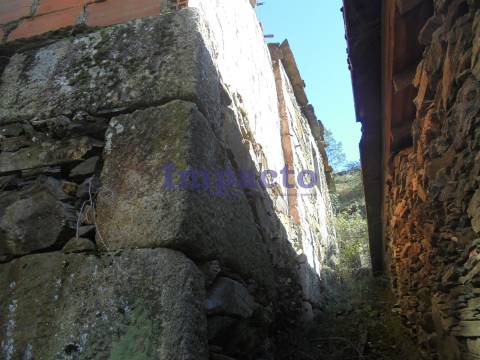 Moradia para restauro em Janarde, Arouca