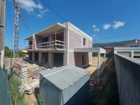 Moradia geminada T3  no Lugar do Tojal em Chave, Arouca.