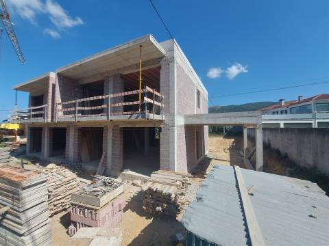 Moradia geminada T3  no Lugar do Tojal em Chave, Arouca.