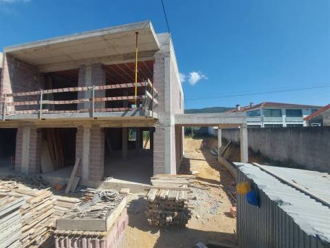 Moradia geminada T3  no Lugar do Tojal em Chave, Arouca.