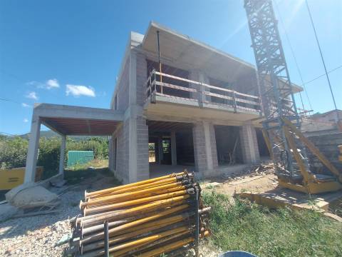 Moradia geminada T3  no Lugar do Tojal em Chave, Arouca.