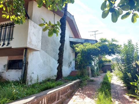 Moradia T4 para remodelar em São João da Madeira