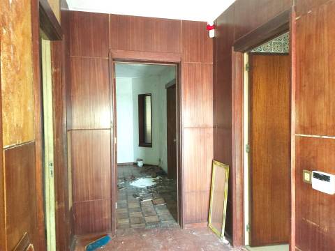 Moradia T4 para remodelar em São João da Madeira