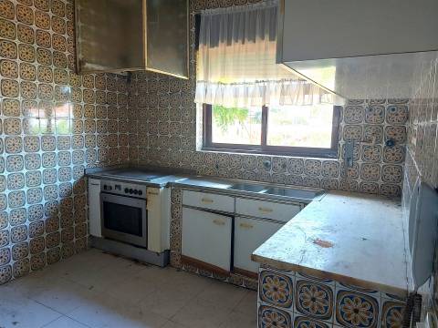 Moradia T4 para remodelar em São João da Madeira