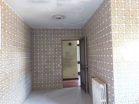 Moradia T4 para remodelar em São João da Madeira