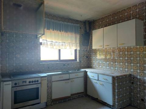 Moradia T4 para remodelar em São João da Madeira